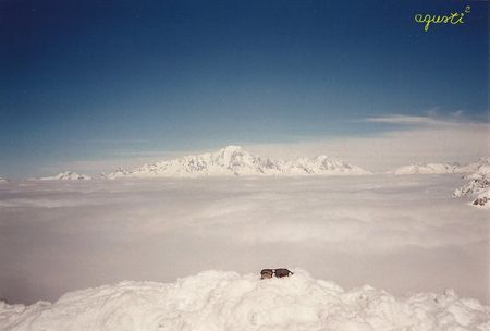 Des-de el Glaciar de Bellecote (3.000 m.), les pistes de esquí de la Plane sota la boira, als fons el Montblanc.