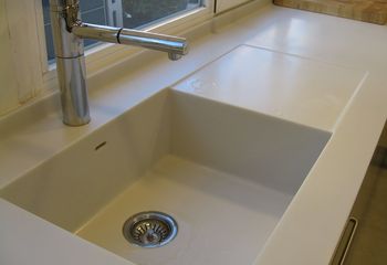 Fregadero en corian con grifería extensible