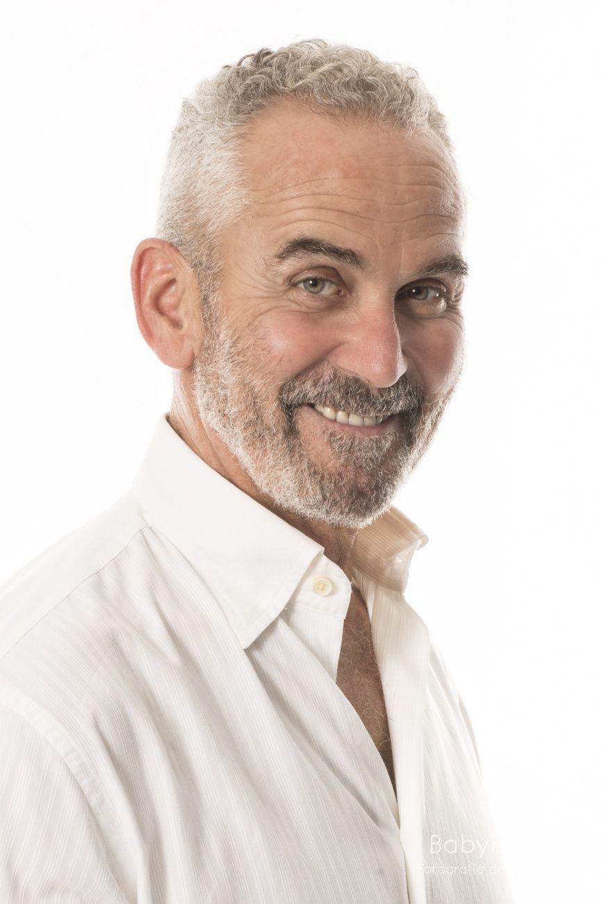 Carlos Manuel Díaz. http://www.carlosmanueldiaz.net/