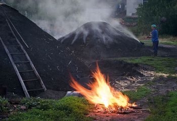Preparando el "Betagarri" para encender la carbonera