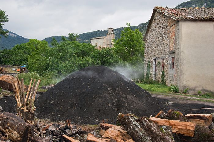 Carbonera en medio del pueblo de Biloria - Valle de Lana