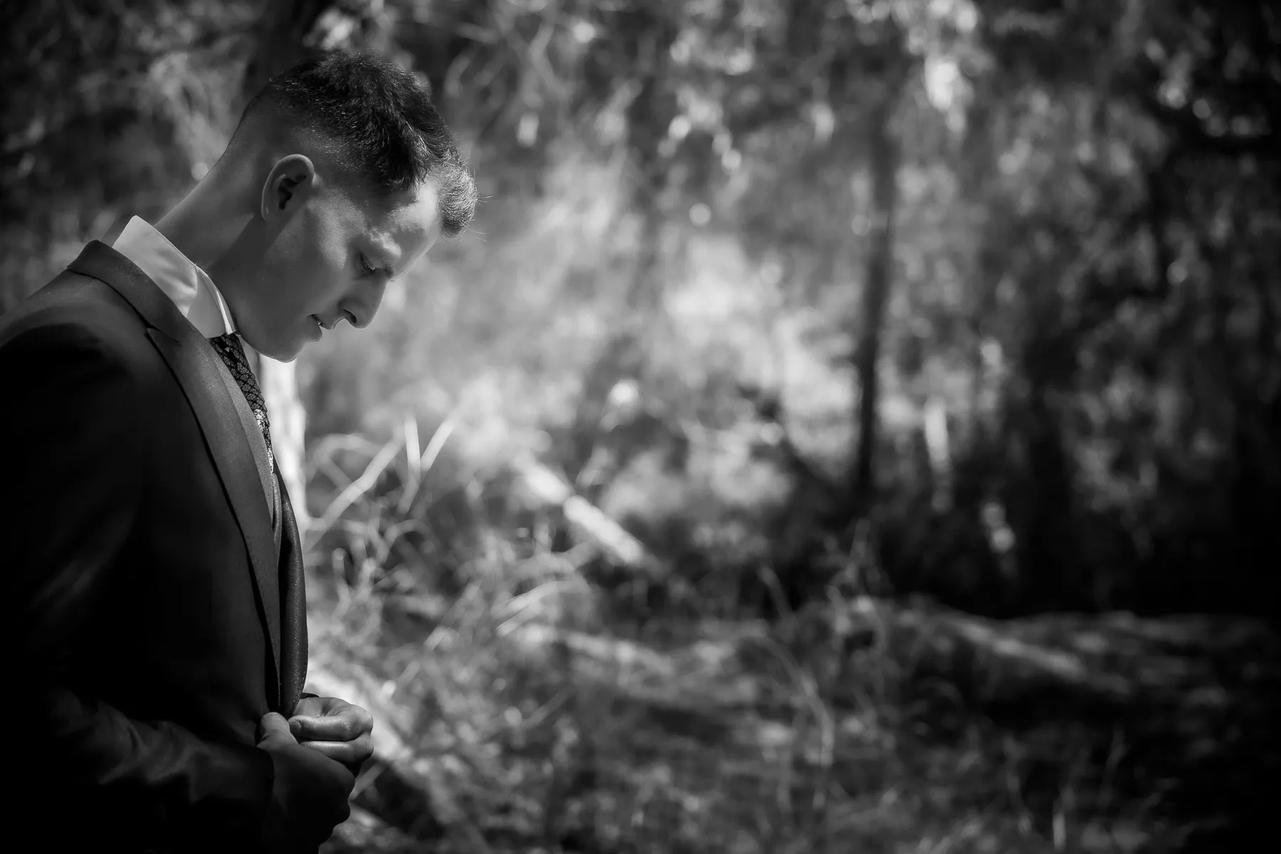 Imagen blanco y negro de Fran durante su sesión post boda en un bosque. Arcos de la Frontera, Cádiz