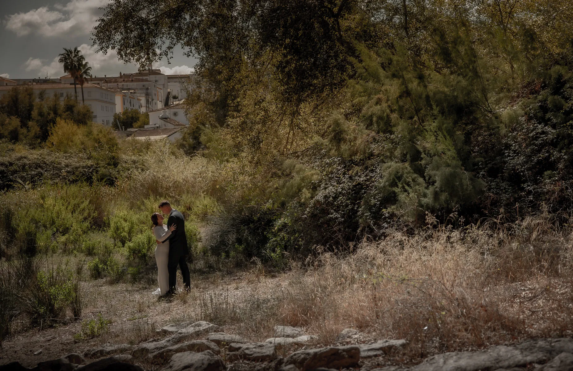 Vista panorámica de unos novios posando durante la sesión de foto post boda en el bosque de Arcos de la Frontera, Cádiz 