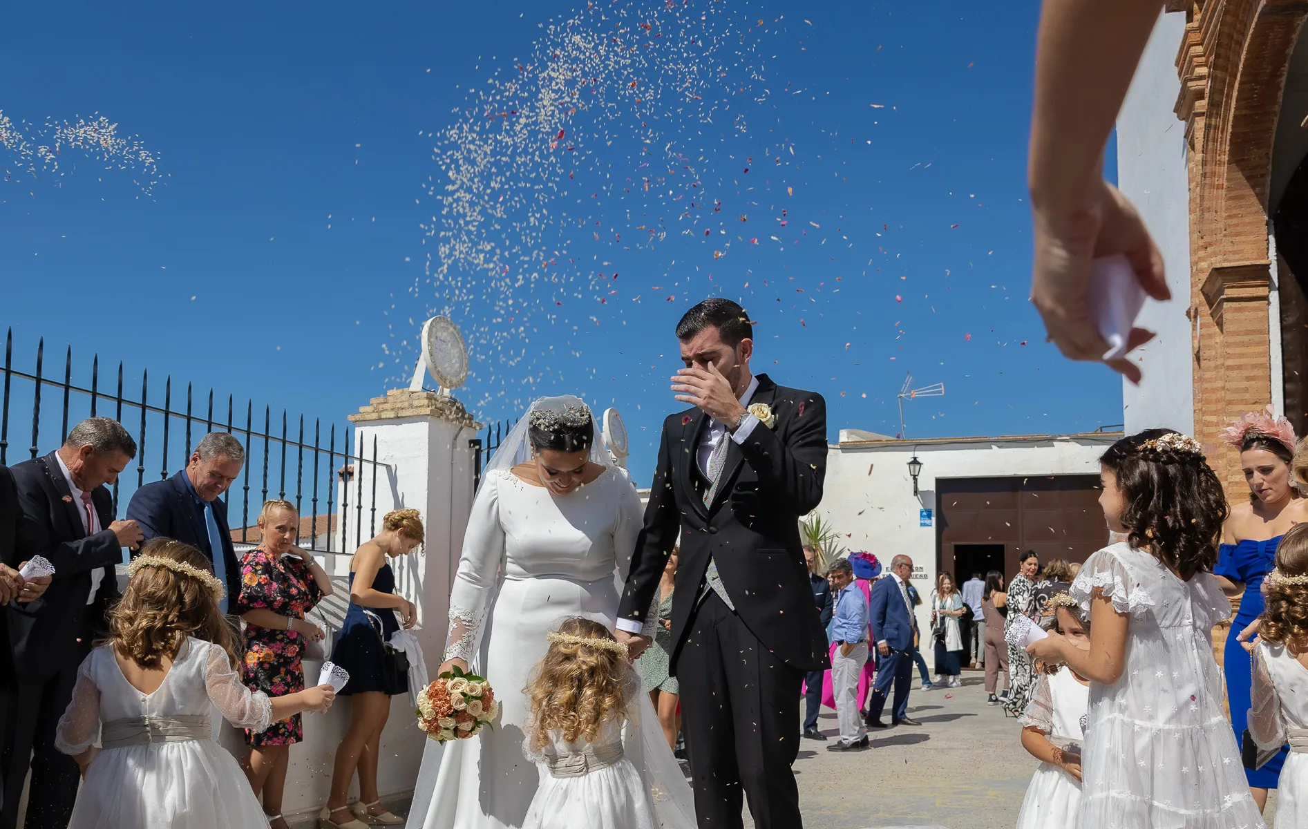 Marina y José momento del arroz a la salida de la iglesia. 