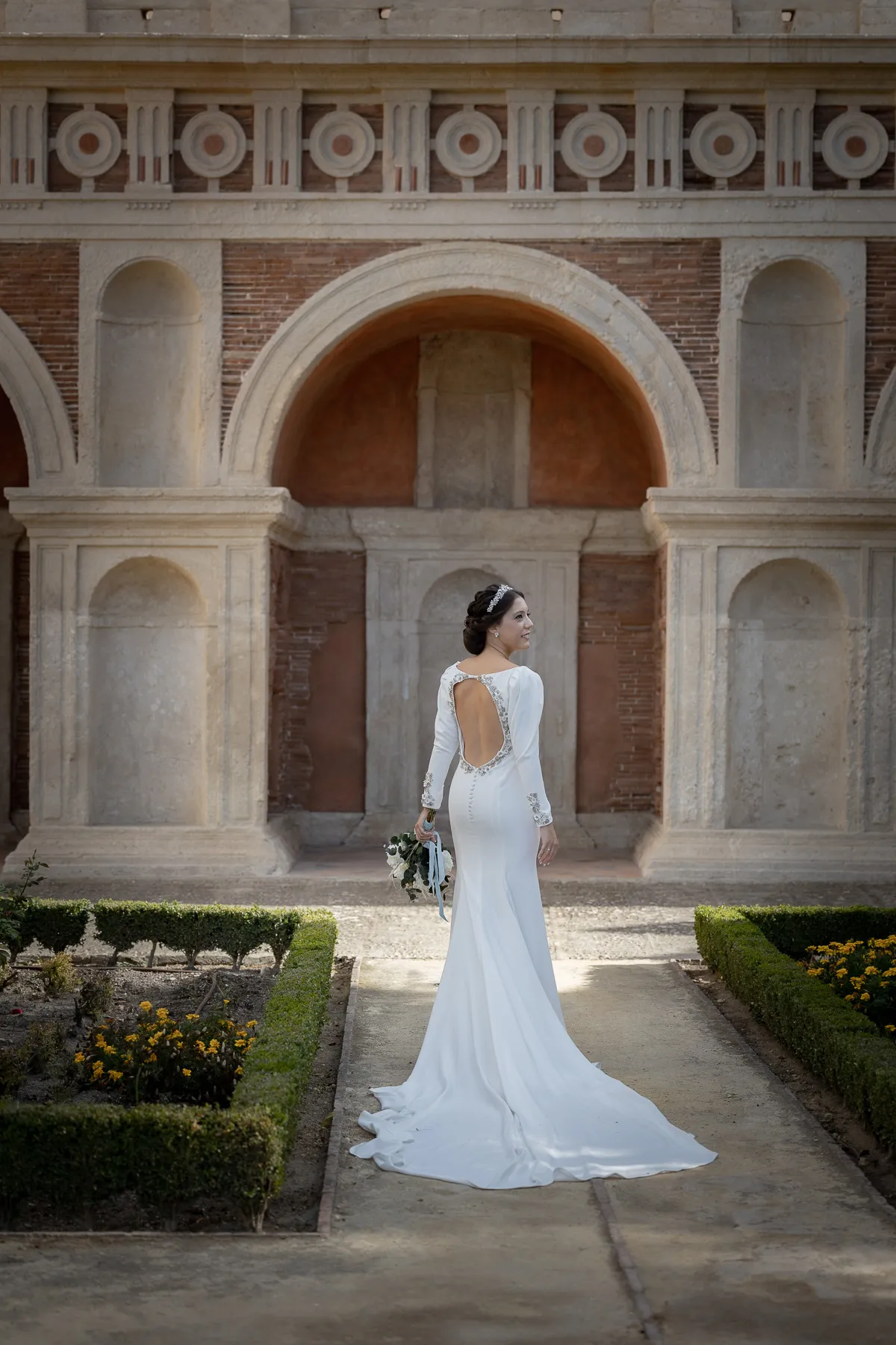 Novia cuerpo entero durante una sesión de post boda en el Palacio de los Enríquez de Ribera, Bornos