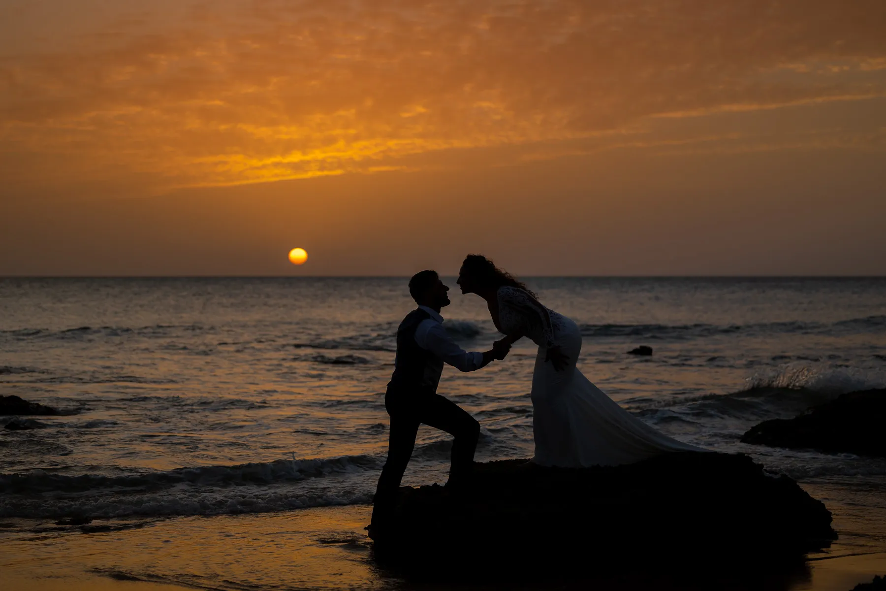 Postboda de Mari y Víctor . Atardecer en Cala de Roche: 