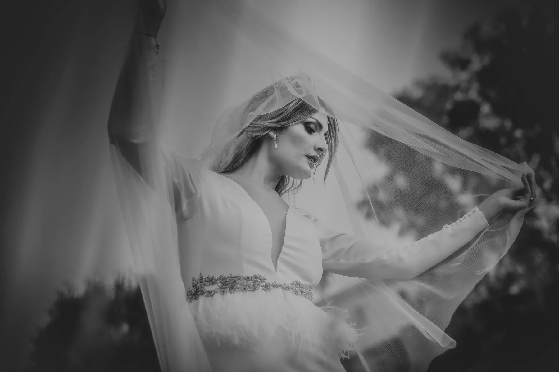 imagen blanco y negro de Amanda en su Sesión de Fotos Post Boda en Arcos de la Frontera