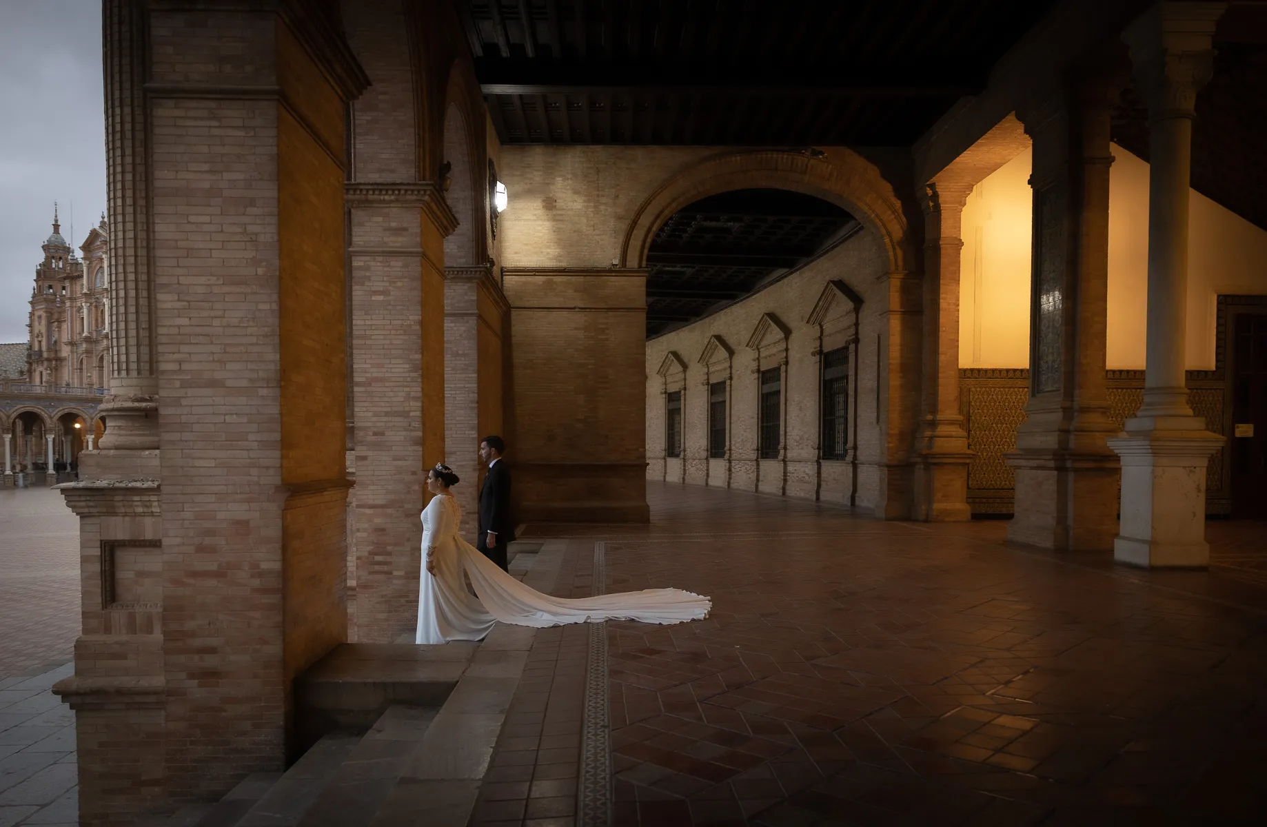 Post Boda en la Plaza de España, Sevilla: Marina y José. © Foto Alba 2022