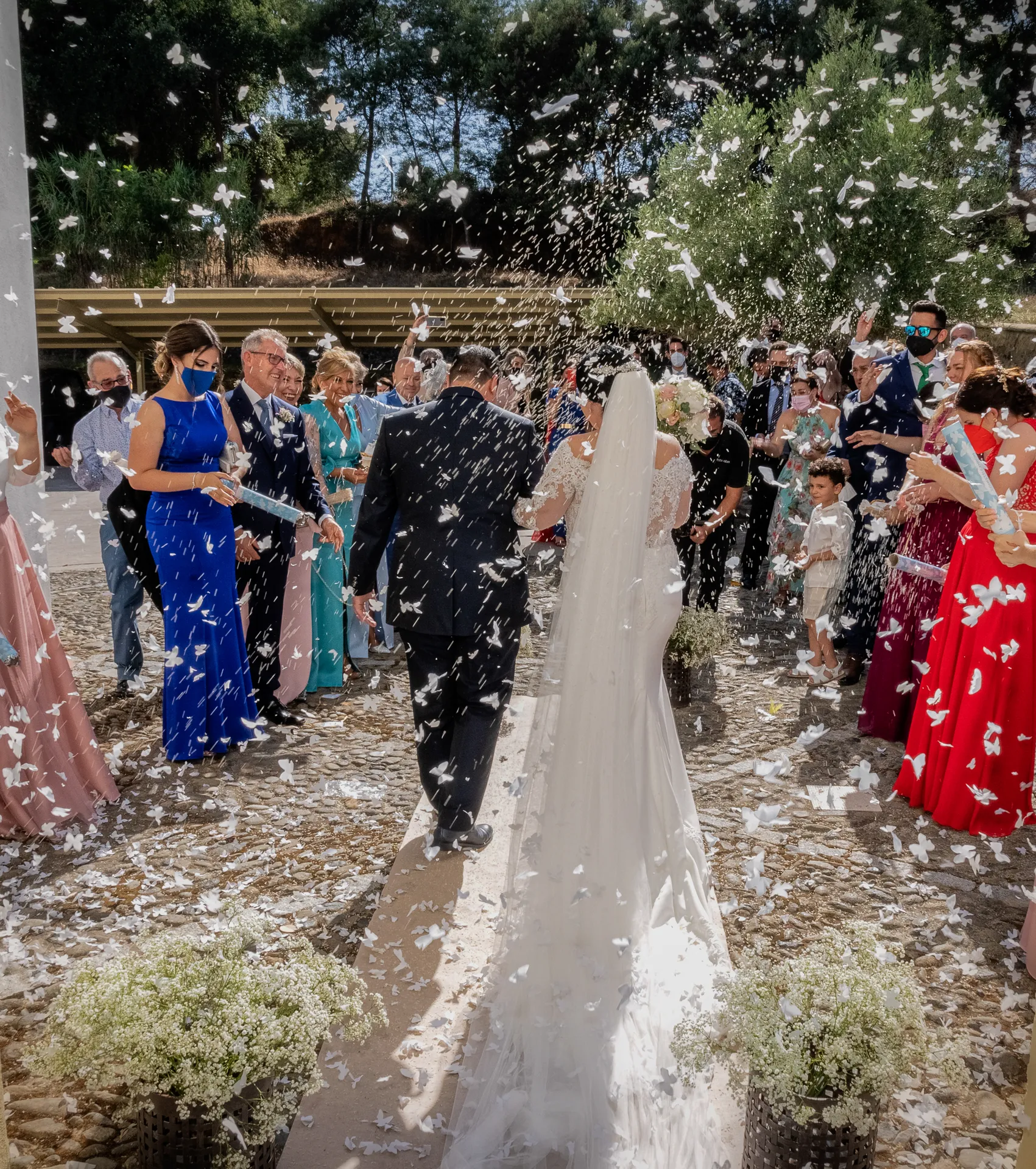 El arroz tras la boda. Boda de cuento en Castellar | Ainara & Edu. Foto Alba © 2021