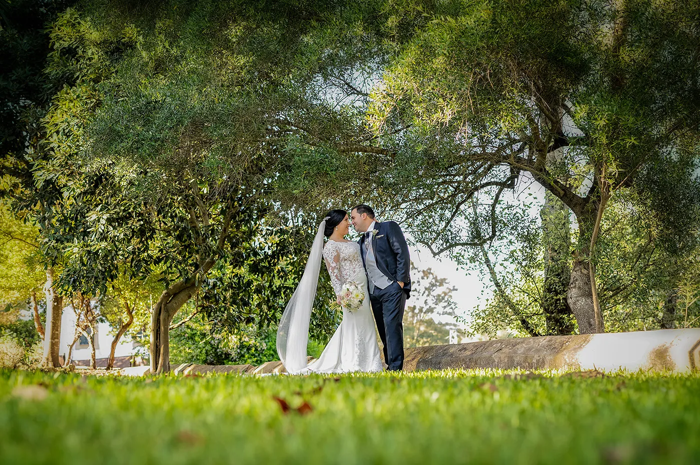 Sesión exteriores. Boda de cuento en Castellar | Ainara & Edu. Foto Alba © 2021