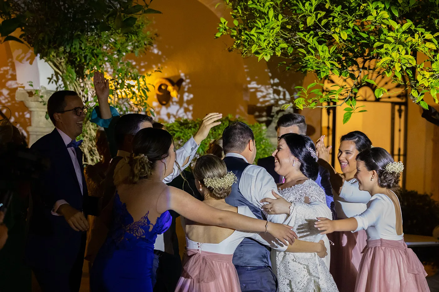 Novios e invitdados durante la fiesta. 