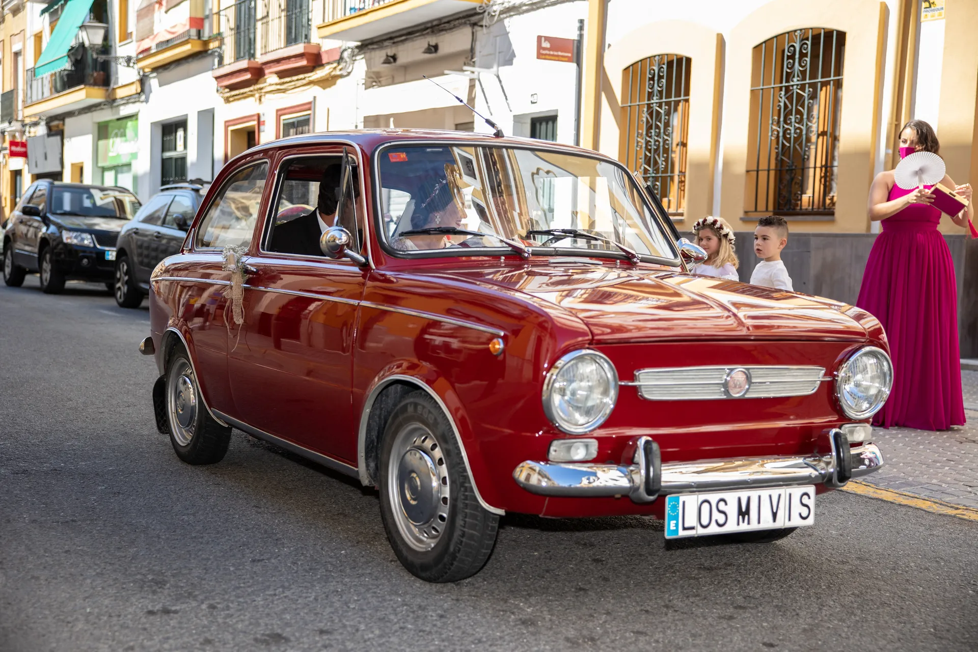 La llegada de la novia a la iglesia en un Seat 850 Especial de 1971.