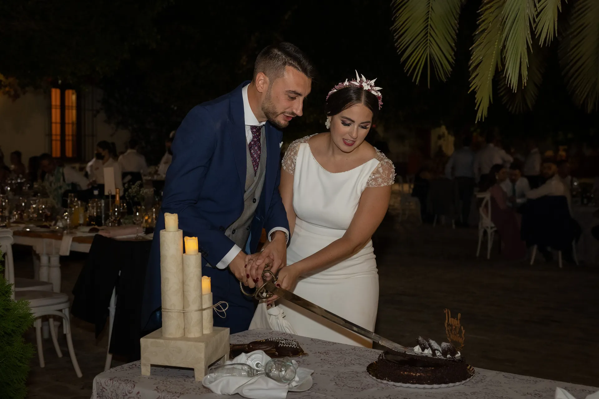 El corte de la tarta. Reportaje de boda en Sevilla | Sandra & Dani. Foto Alba © 2021