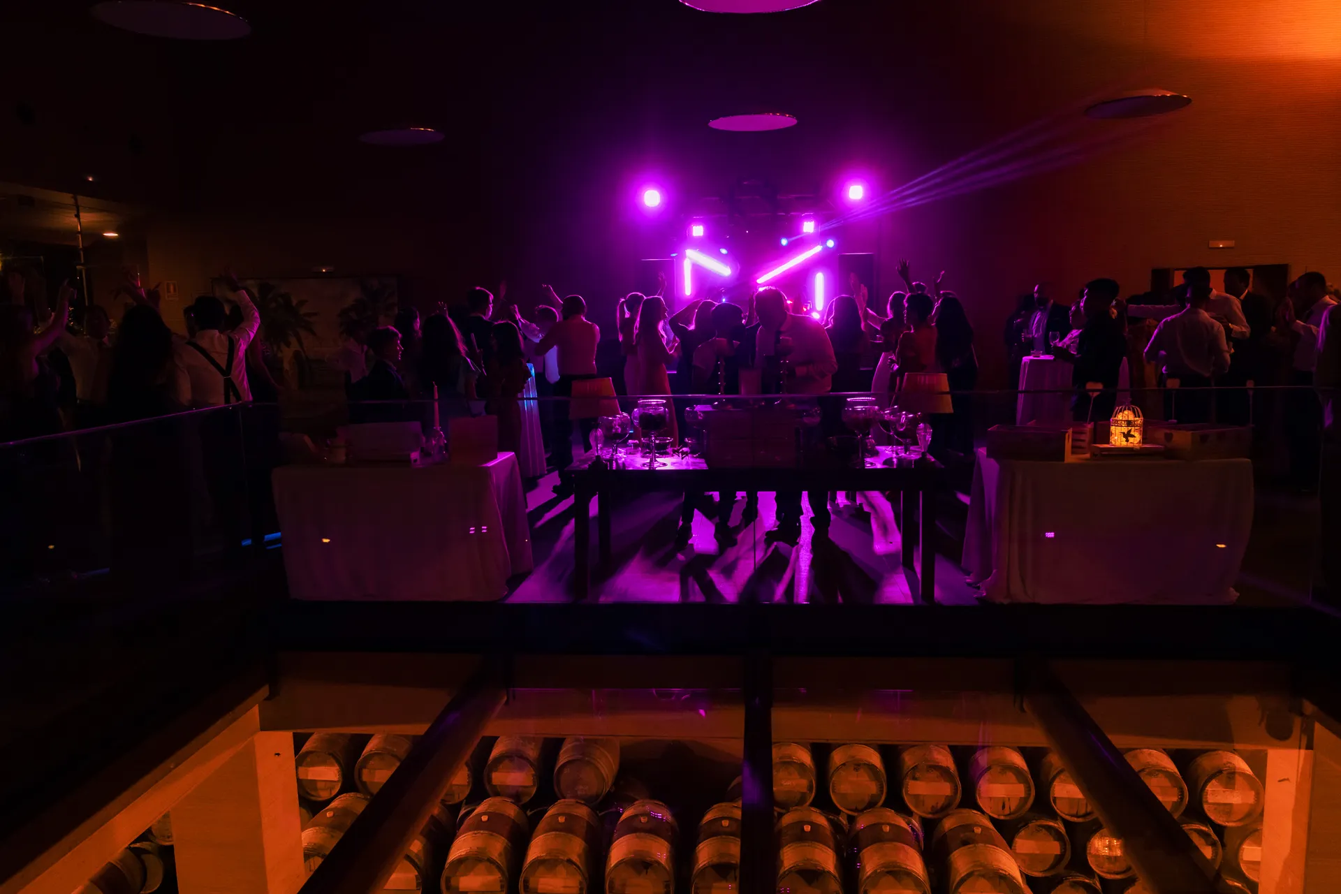 Y todos a bailar...Bodas en Bodegas Luis Pérez, fotografía de boda en Jerez, fotógrafo de bodas en Jerez.