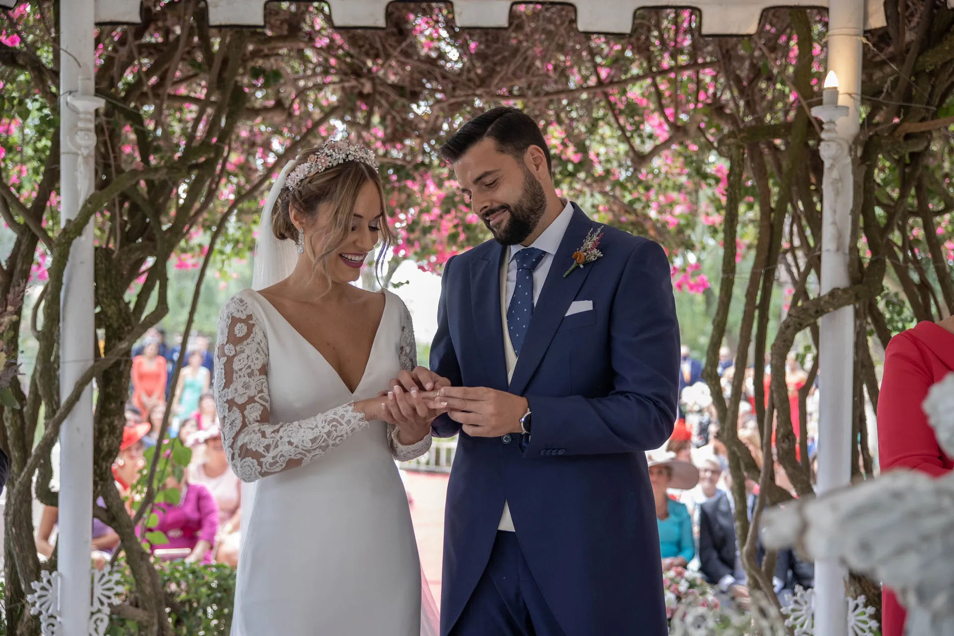 Novio colocándo el anillo a la novia. BODA EN HACIENDA AZAHARES, SEVILLA  /Sandra & Alejandro Reportaje de bodas en Sevilla, España
