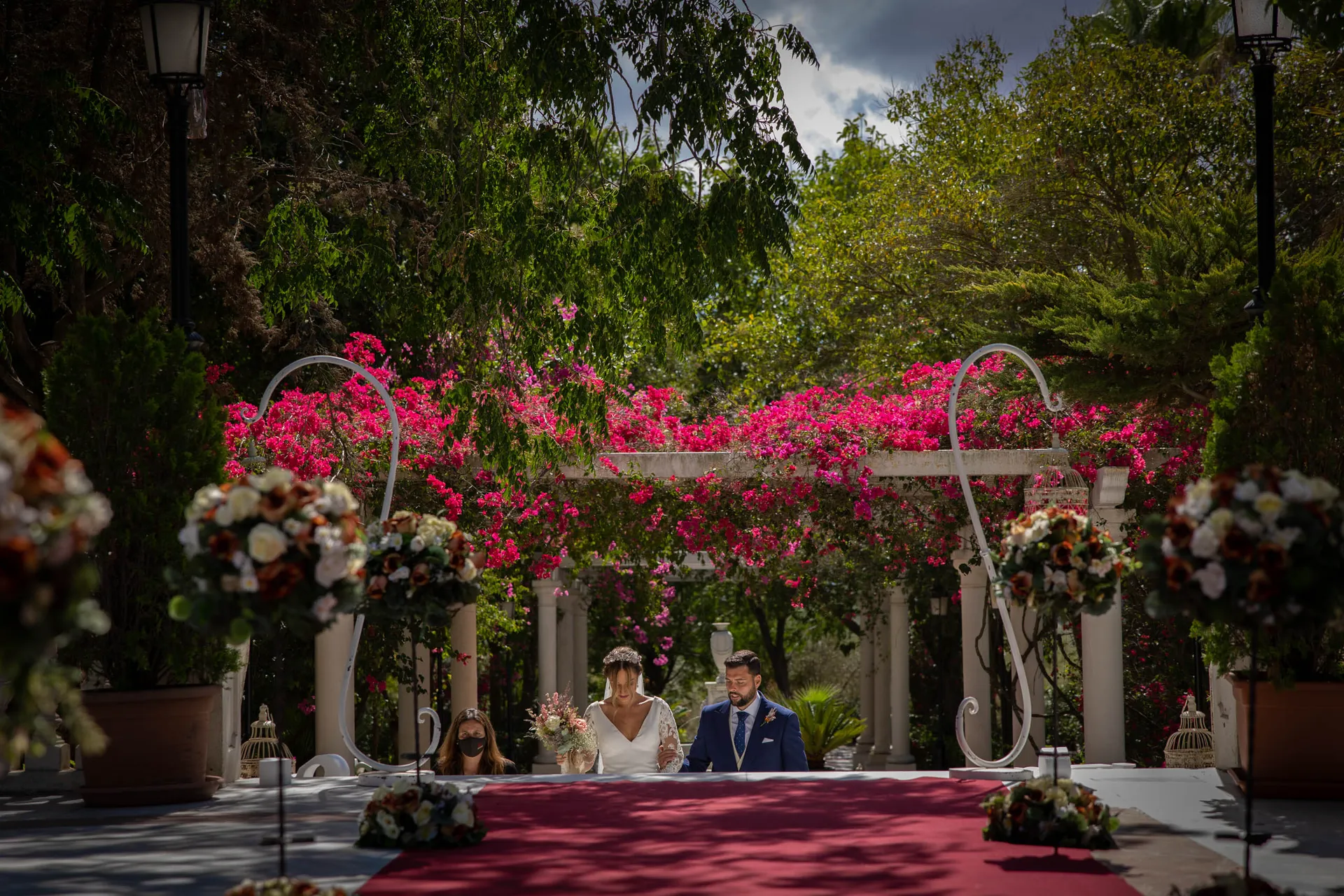 llegada de la paeja all lugar de la recepción. Boda en Hacienda Azahares Sandra & Alejandro. Reportaje de bodas en Sevilla, Andalucía (España)