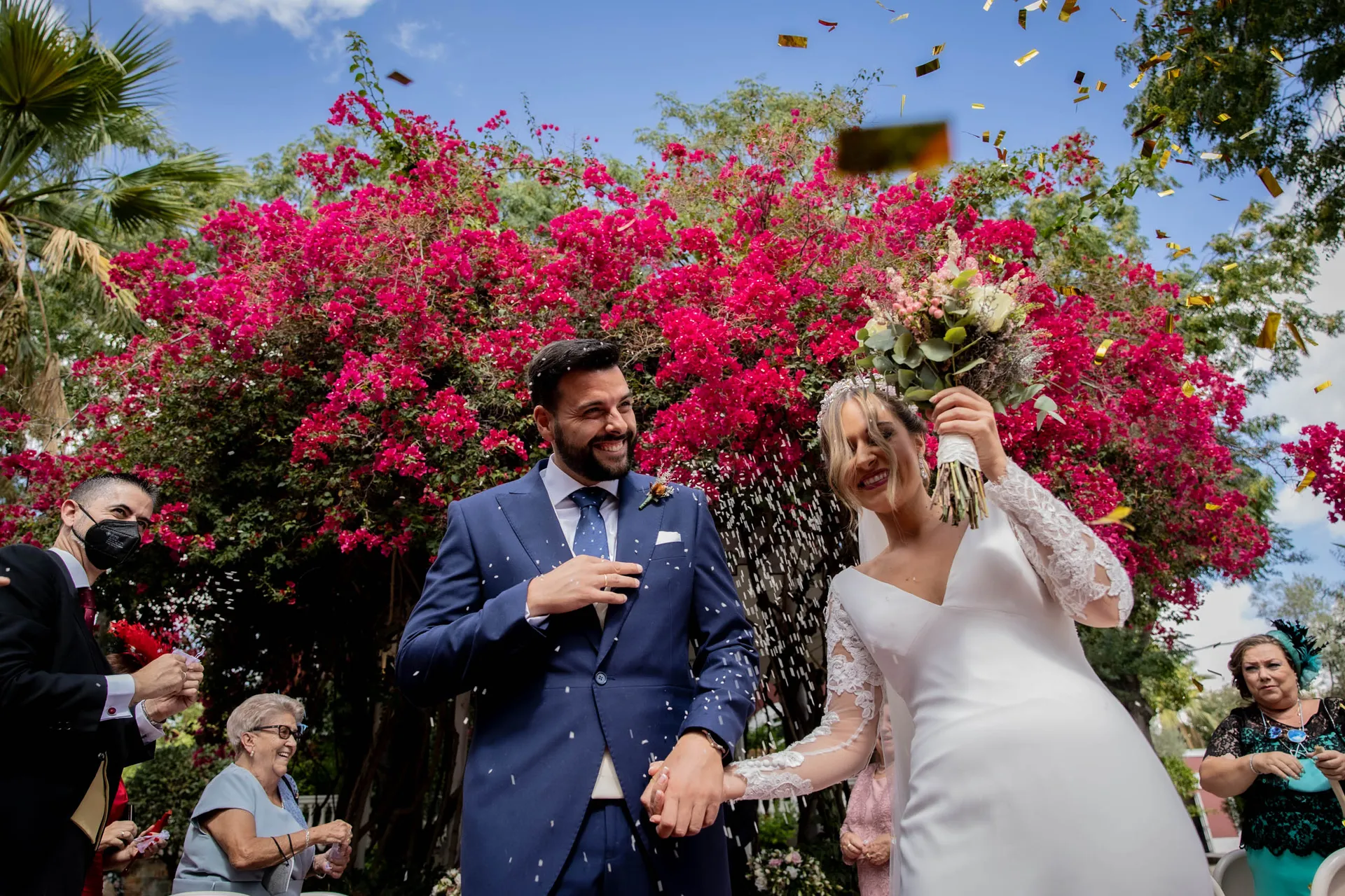 lluvia de arroz y confeti a la pareja. BODA EN HACIENDA AZAHARES, SEVILLA  /Sandra & Alejandro