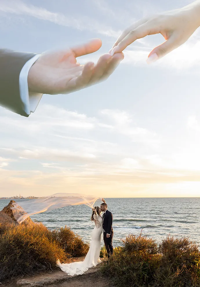 Dos imágenes de una sesión de fotos postboda en la playa de La Muralla