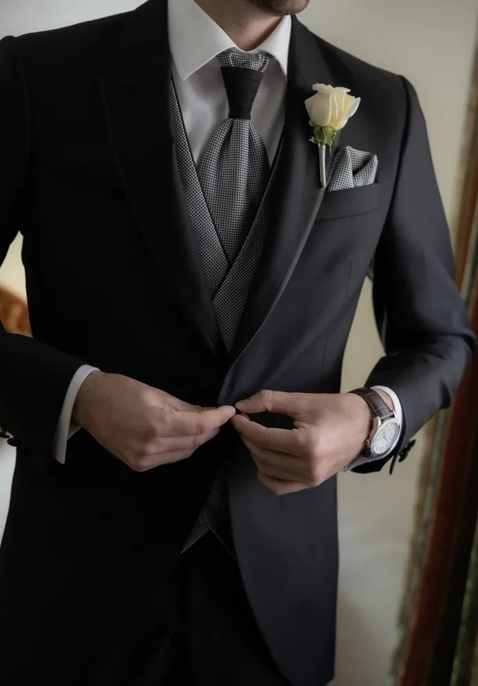 Plano detalle del traje de un novio. Boda en Gerena, Sevilla