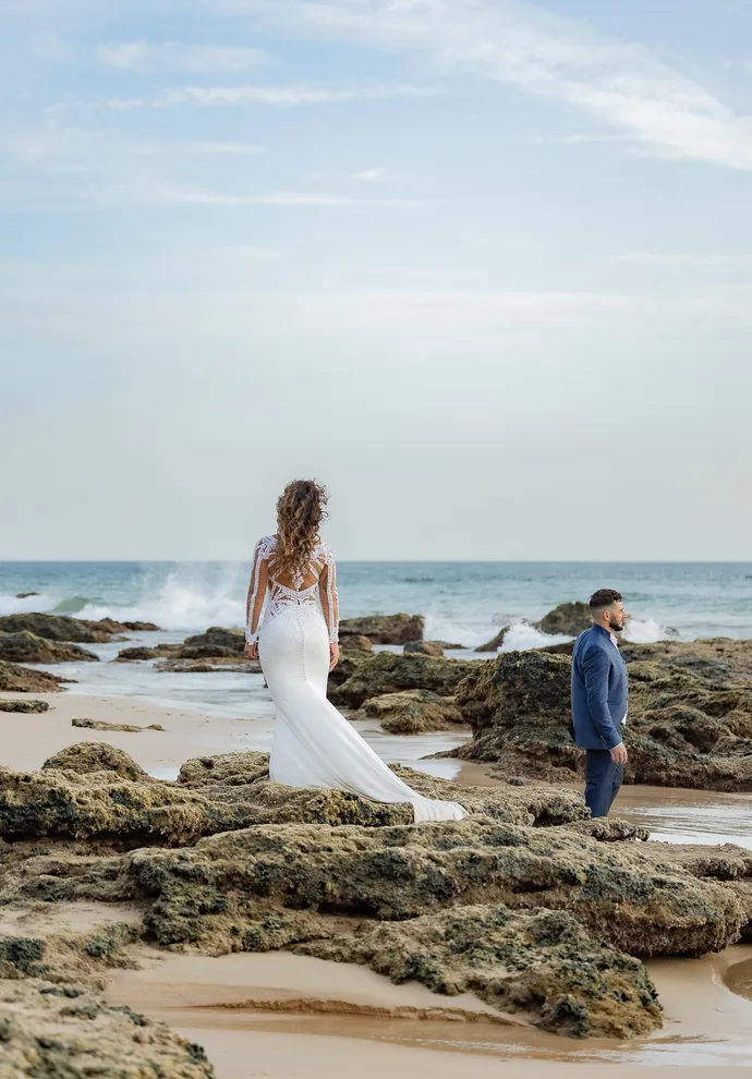 Postboda de Mari y Víctor en Cala de Roche: Un Paraíso de Amor y Luz