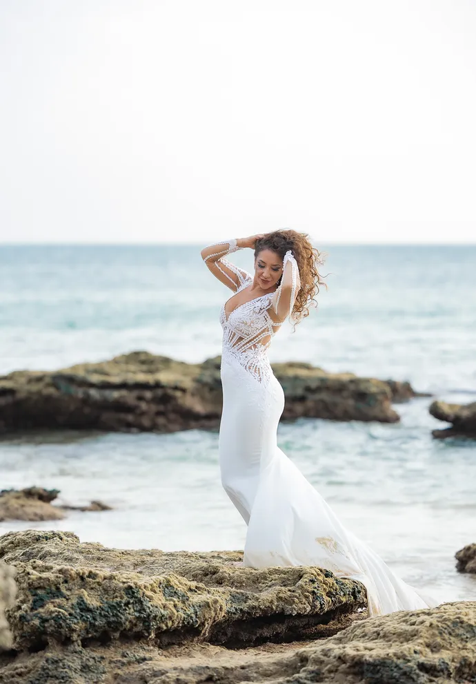 Postboda de Mari y Víctor en Cala de Roche: Un Paraíso de Amor y Luz