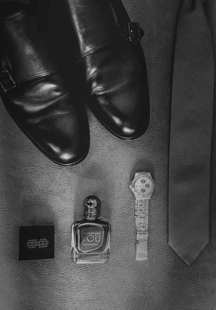 Mockup complementos novio. Detalles decorativos. Fotografía de boda en Hacienda Los Ángeles, Sevilla. Laura y Adri. ©2021 Foto Alba