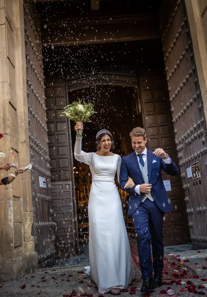 Lluvia de arroz. Laura y David a la salida de Iglesia de San Marcos, Jerez .  Fotógrafo de bodas en Jerez,, fotografía de boda en Jerez.