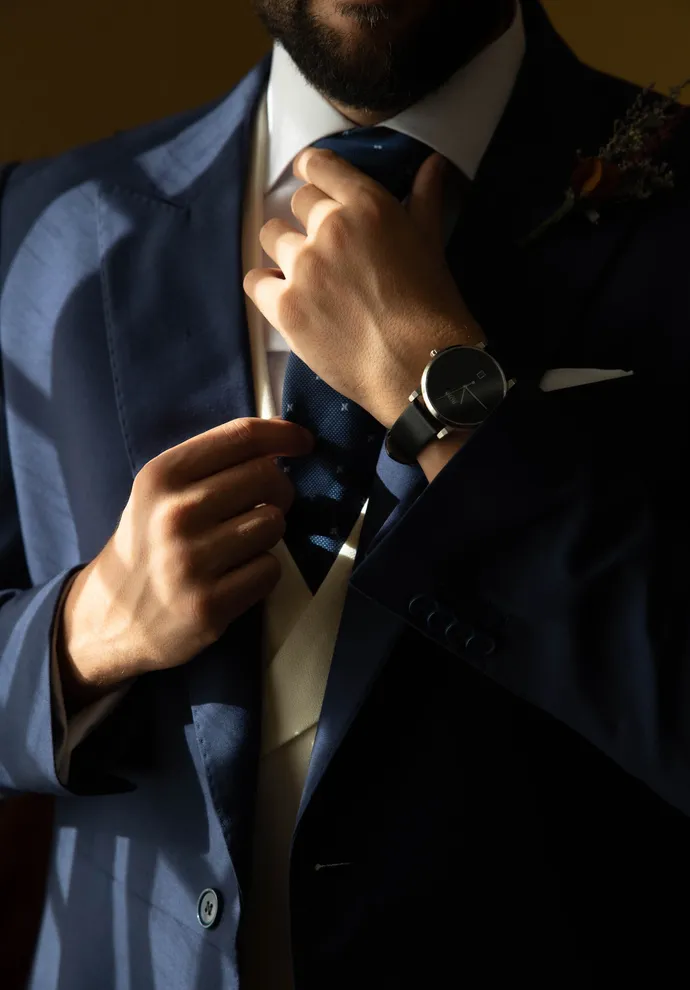 detalle de las manos anudándose la corbata. BODA EN HACIENDA AZAHARES, SEVILLA  /Sandra & Alejandro