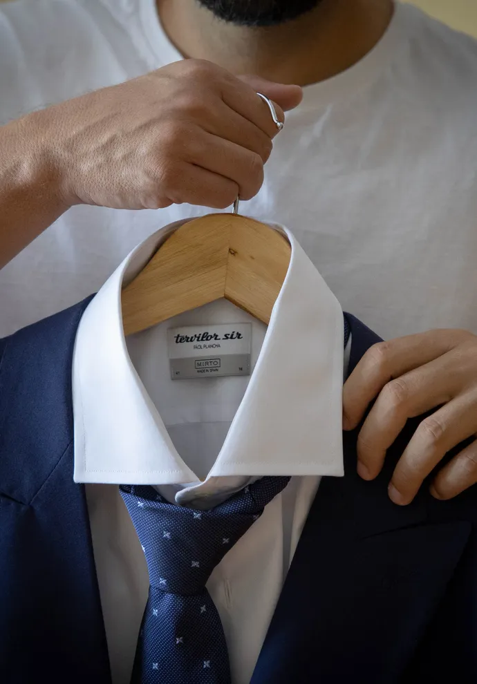 Plano detalle de la chaqueta, camisa y corbata del novio. BODA HACIENDA AZAHARES, SEVILLA  /Sandra & Alejandro