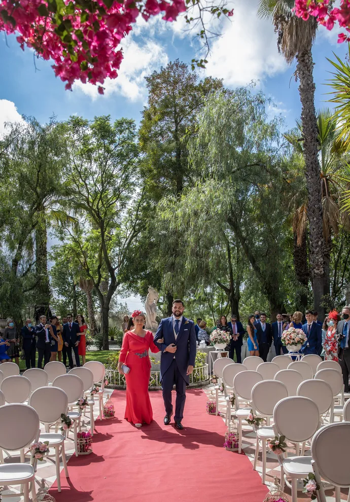 El novio camina junto a su madre. BODA EN HACIENDA AZAHARES, SEVILLA  /Sandra & Alejandro  Fotografía de bodas en Sevilla, España