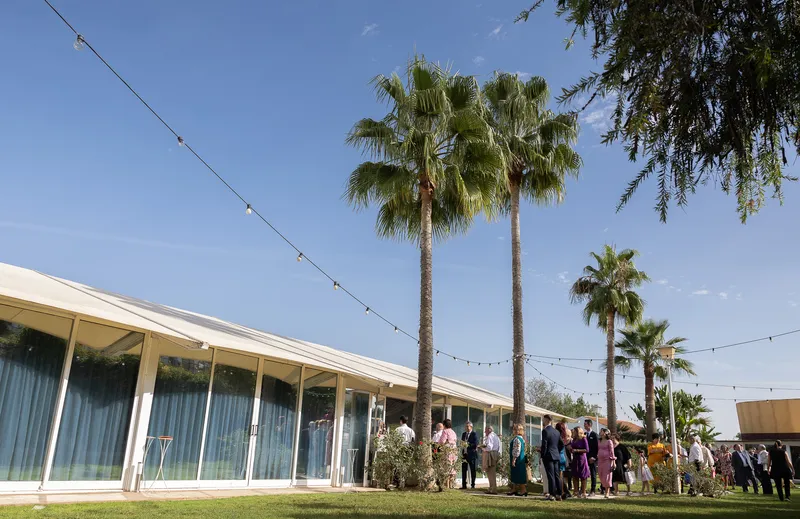 Boda de Otoño en Villaverde del Río: El Evento de Rosario y Jesús. Vista exterior del salón Hacienda La Ruana Alta del banquete