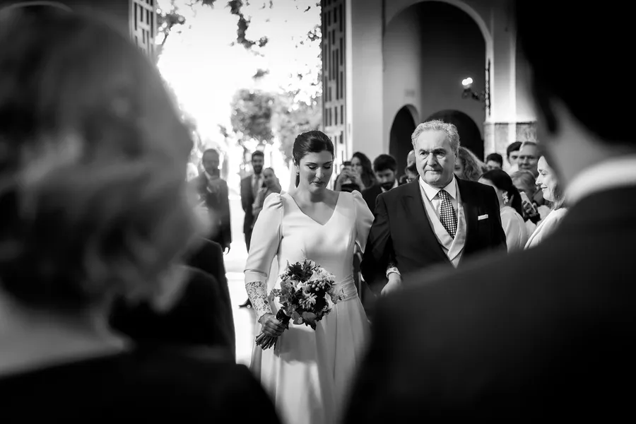 Imagen blanco y negro de la entrada a la iglesia de Laura junto a su padre. ©Foto Alba 2022