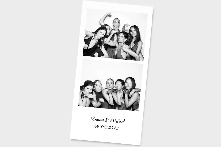 Tira de ​f​otografías ​en papel con dos ​i​mágenes de 5 chicas, en una ​imagen están posando con gesto de fuertes y en otra tirando un beso