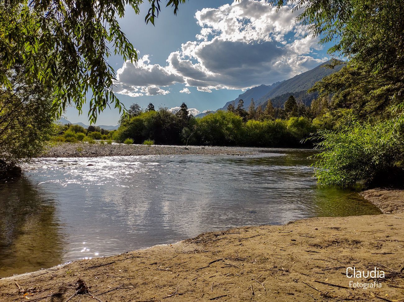 Camping Kaleuche del Manso.    Valle del río Manso,  RP83,  Provincia de Río Negro,  Argentina. (2022)