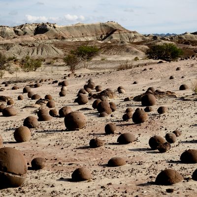 una particular cancha de bochas en el Valle de la Luna - Parque P. Ischigualasto. Argentina.