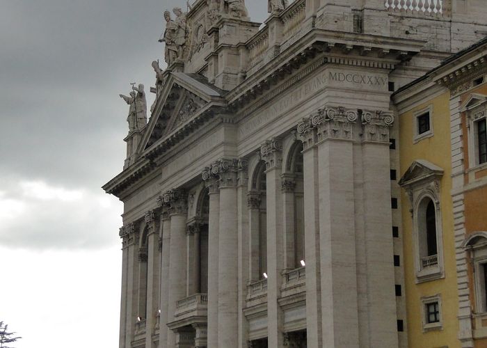 fieles ingresando a la Basíica di San Giovanni in Laterano en Roma