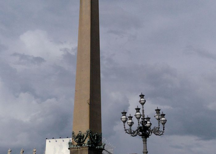 Obelisco egipcio en la plaza de San Pedro en Italia