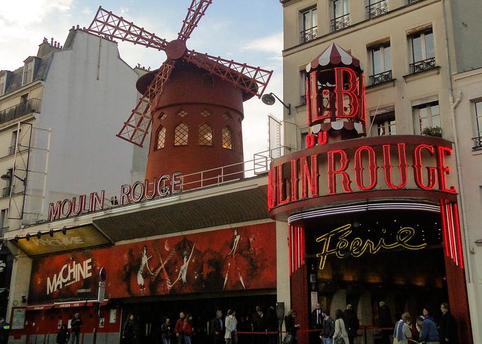 Moulin Rouge brindando entretenimiento