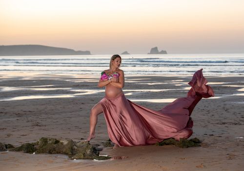 estudio fotográfico en Cantabria, reportaje premamá, fotos embarazo, fotografía de estudio, fotógrafo en Santander, sesión de fotos embarazadas, embarazo y lactancia