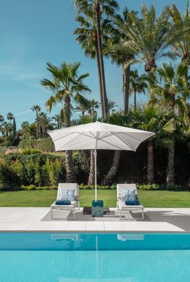 Pool and Sunbeds | Dani Vottero, luxury real estate photographer in Marbella