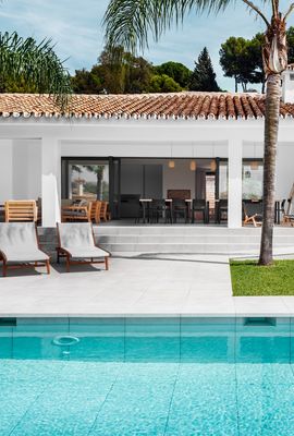 Pool and Facade | Dani Vottero, luxury real estate photographer | Estepona
