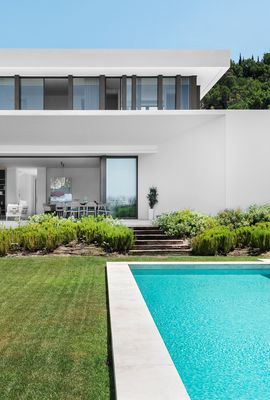 Fachada y Piscina | Villa Maple Ridge | Dani Vottero, fotógrafo real estate en Marbella