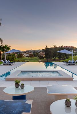 Atardecer, terraza y piscina | Dani Vottero, fotógrafo de luxury real estate en Málaga