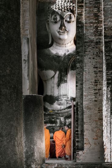 Monks and Buddha | Dani Vottero, travel photography | Thailand