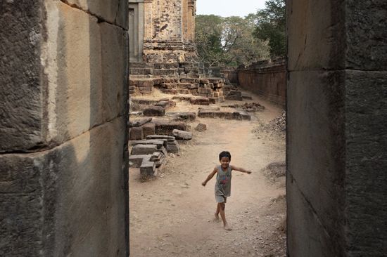 Kid in Angkor Wat, Cambodia | Personae | Dani Vottero, travel photographer