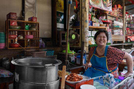 Signora sorridente a Damnoen Saduak, Thailandia | Fotografo di Viaggio, Dani Vottero