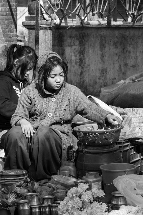 Joven vendedora callejera en Katmandú, Nepal | Dani Vottero, fotógrafo de viaje