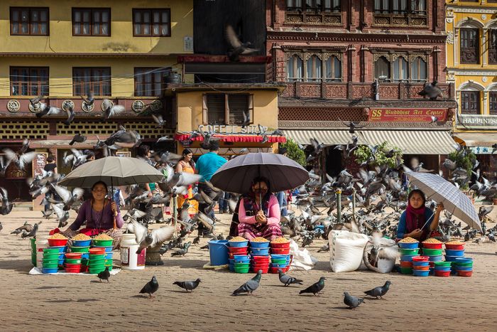 Saleswomen in Bodhnath | Himalayan Trails | Dani Vottero