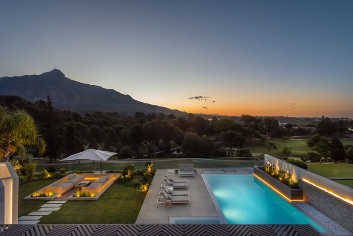 Piscina all'alba, Villa La Vista | Fotografo real estate a Marbella, Dani Vottero