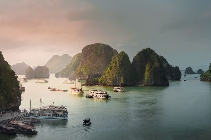 Sunset, Ha Long Bay, Vietnam | Dani Vottero, travel photography